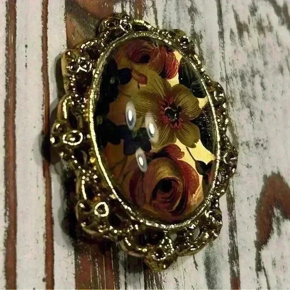 Medallion Flowers Vintage Gold Brooch Pin - Picture 4 of 9